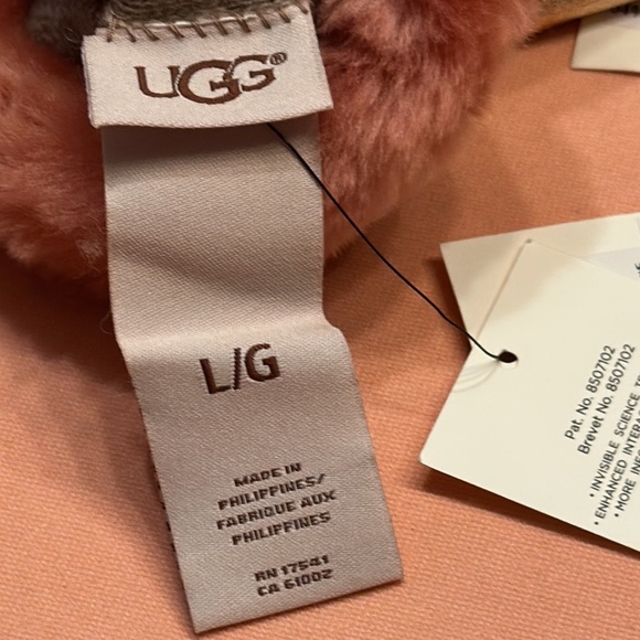NWT UGG gloves Size large but fit more like Medium - Picture 6 of 8